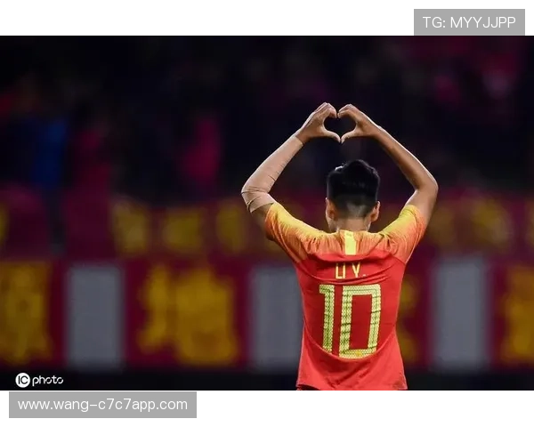 足球球星花式足球技巧揭秘 完美展示个人魅力与足球艺术之美 足球球星花式足球技巧揭秘 完美展示个人魅力与足球艺术之美